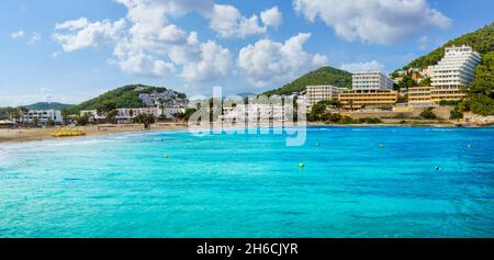 Paysage avec Cala Llonga, île d'Ibiza, Espagne Banque D'Images