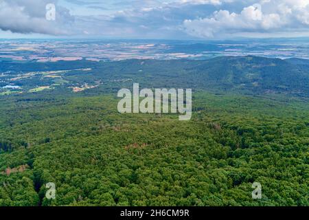 Vue aérienne du magnifique paysage dans les montagnes avec la forêt. Sleza près de Wroclaw en Pologne. Arrière-plan de la nature Banque D'Images