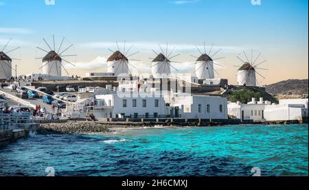 Moulins à vent grecs traditionnels sur l'île de Mykonos, Grèce. Banque D'Images