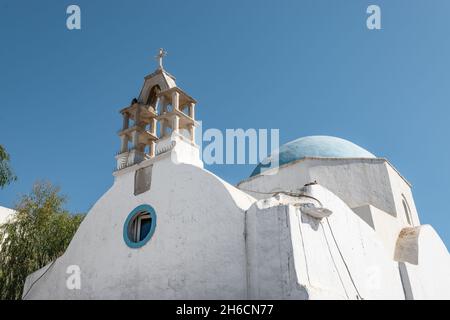 Église grecque blanchie à la chaux avec dôme bleu. Banque D'Images