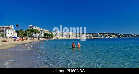FRANCE.ALPES MARITIMES (06) JUAN LES PINS.LE FRONT DE MER DANS LE QUARTIER D'ANTIBES Banque D'Images