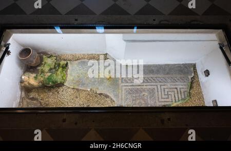 Le sol carrelé en mosaïque romaine demeure dans l'allée sud de la cathédrale de Chichester, Chichester, Royaume-Uni.Merci au doyen et au chapitre de la cathédrale de Chichester. Banque D'Images