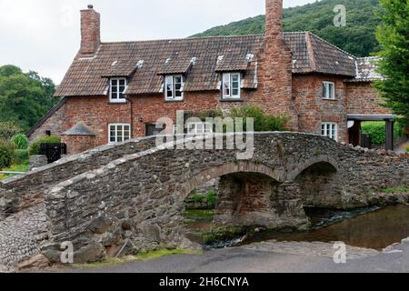 Packhorse Bridge, Ford et Packhorse Cottage par River aller, Allerford, Exmoor, Somerset, Royaume-Uni Banque D'Images