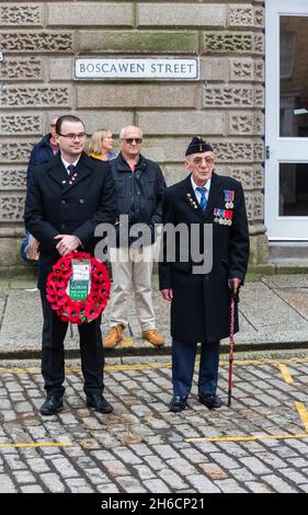 Les dignitaires assistent à une cérémonie de pose de couronne au Monument commémoratif de guerre de Truro, en Cornouailles, suivie d'un cortège militaire le jour du souvenir Banque D'Images