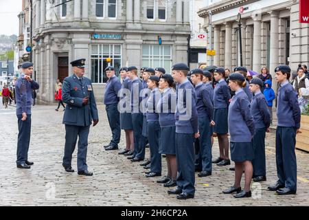 Cadets de l'air en parade lors d'une cérémonie de pose de couronne au Monument commémoratif de guerre de Truro, en Cornouailles, suivie d'une procession militaire le jour du souvenir Banque D'Images