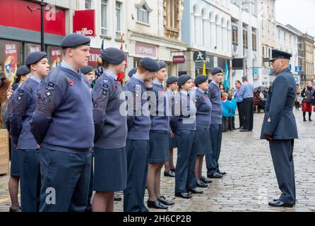 Cadets de l'air en parade lors d'une cérémonie de pose de couronne au Monument commémoratif de guerre de Truro, en Cornouailles, suivie d'une procession militaire le jour du souvenir Banque D'Images