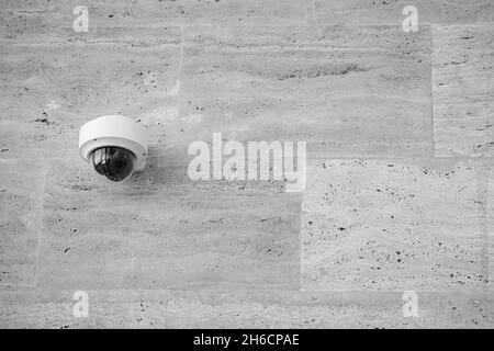 Détails avec une caméra CCTV sur un mur à l'intérieur d'un bâtiment. Banque D'Images