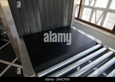 Image de faible profondeur de champ (mise au point sélective) avec une machine de balayage à rayons X à un contrôle de sécurité aéroport. Banque D'Images