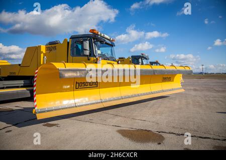 Kiev, Ukraine - 29 octobre 2019 : enlèvement de la neige DE BOSCHUNG JETBROOM 9600.Système de nettoyage de camion-benne multifonctionnel pour les aéroports et les autoroutes.Machines utilitaires - un camion avec une grande lame et un godet Banque D'Images