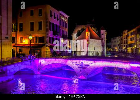 Vue nocturne du Palais de l'Isle (Palais d'Isle) dans la vieille ville d'Annecy.Le département de la haute-Savoie en Auvergne-Rhône-Alpes.TH Banque D'Images