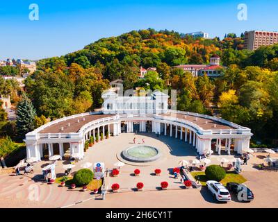 Colonnade à l'entrée du parc du boulevard Kurortny dans la ville thermale de Kislovodsk dans la région des eaux minérales caucasiennes, Stavropol Krai, Russie. Banque D'Images