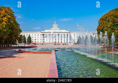 Fontaines et Maison du Gouvernement de la KBR à la place Concord à Nalchik, République Kabardino-Balkarienne en Russie. Banque D'Images