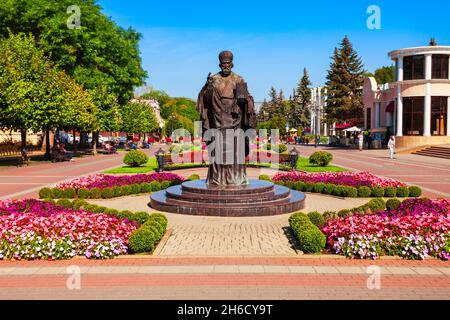 Saint Nicholas le monument Wonderworker au boulevard Kislovodsk Kurortny dans la ville thermale de Kislovodsk, Stavropol Krai, Russie. Banque D'Images