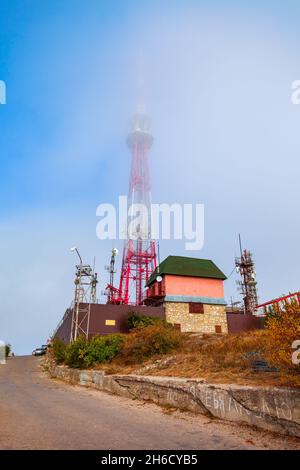 Station de base cellulaire antenne tour dans le brouillard au sommet de la montagne Mashuk dans la ville de Pyatigorsk en Russie Banque D'Images