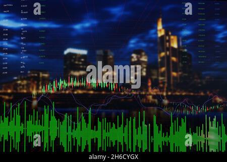 Gros plan graphique financier avec ligne tendance Candlestick graphique dans le marché boursier sur le fond de la ville de nuit Banque D'Images