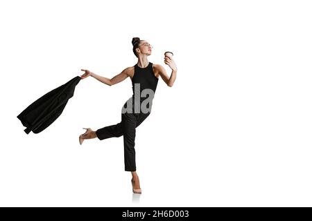 Portrait de la jeune femme en affaires costume noir se déplace isolé sur fond blanc Banque D'Images