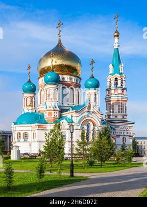 La cathédrale de Dormition ou Uspensky ou Uspenskiy Sobor à Omsk est l'une des plus grandes églises de Sibérie, Russie Banque D'Images