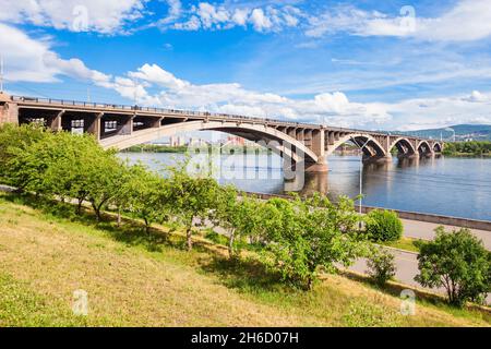 Pont communal est un pont piétonnier et automobile à travers le fleuve Ienisseï à Krasnoyarsk, Russie Banque D'Images