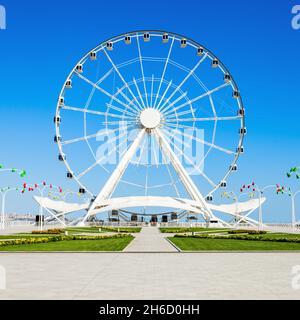 Grande Roue de Bakou, également connu sous le nom de l'oeil est une grande roue sur Bakou Boulevard, dans le Parc National de mer de Bakou, Azerbaïdjan Banque D'Images