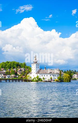 La ville de Gmunden et au bord du lac vue sur le lac Traunsee, Autriche. Gmunden est une ville dans la région du Salzkammergut, Autriche. Banque D'Images