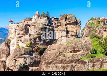 Le monastère de Varlaam et le monastère de Grand Meteoron au Météores. Meteora est un des plus grands et des plus complexes de façon précipitée construit E Banque D'Images