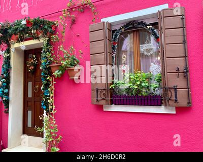 Pittoresque maison rose rouge pourpre à Burano, Italie Banque D'Images