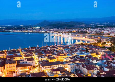 Antenne de Nauplie vue panoramique à partir de la forteresse de Palamidi la nuit. Nauplie est une petite ville maritime de la péninsule du Péloponnèse en Grèce. Banque D'Images