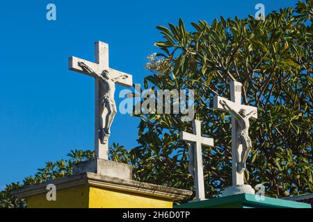 Jésus ensoleillé traverse au cimetière 'Cementerio General' de Merida, Mexique Banque D'Images