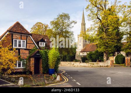 Corner Cottage et église paroissiale St Mary en automne.Princes Risborough, Buckinghamshire, Angleterre, Royaume-Uni, Grande-Bretagne Banque D'Images