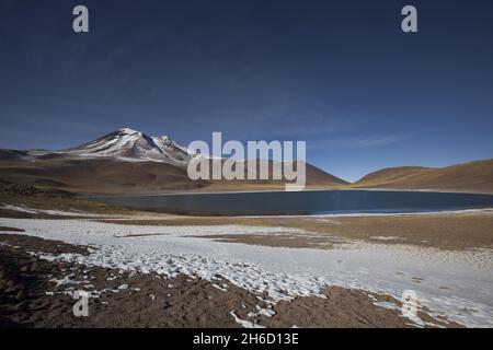 Magnifiques lagons Miscanti et Miniques avec neige à Antofagasta, Chili Banque D'Images