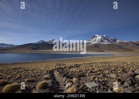 Magnifiques lagons Miscanti et Miniques avec neige à Antofagasta, Chili Banque D'Images