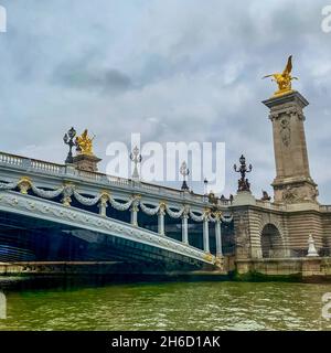 Un pont-voûte qui enjambe la Seine à Paris. Banque D'Images