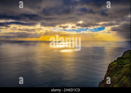 Vue aérienne du coucher de soleil sur l'océan Atlantique vue de Madère, Portugal Banque D'Images