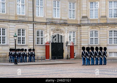 Changement de garde au Palais Amalienborg à Copenhague Banque D'Images