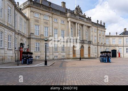 Changement de garde au Palais Amalienborg à Copenhague Banque D'Images