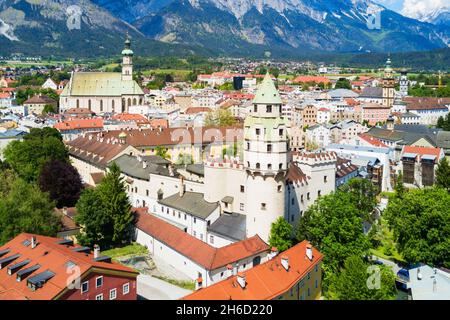 Château Hasegg ou Burg Hasegg vue panoramique aérienne, château et menthe situé Hall in Tirol, région autrichienne du Tyrol Banque D'Images