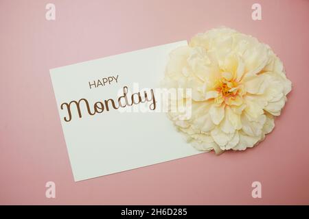 Texte typographique Happy Monday avec décoration florale sur fond rose Banque D'Images