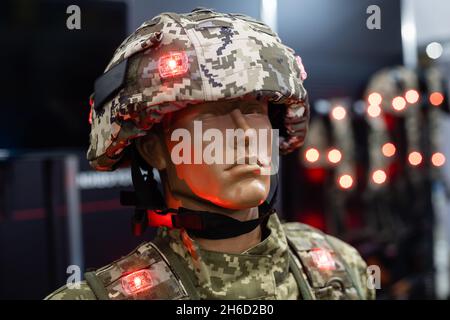 Mannequin dans un casque d'armée et gilet à l'épreuve des balles Banque D'Images