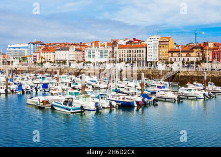 Gijon marina avec des yachts. Gijon est la plus grande ville des Asturies en Espagne. Banque D'Images