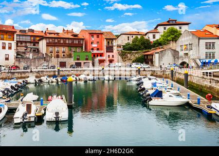 Disponibles à la marina de la ville de Llanes, Asturias province dans le nord de l'Espagne Banque D'Images