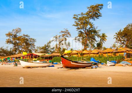 Bateaux de pêche et cabanes sur la plage d'Arambol dans le nord de Goa, Inde Banque D'Images