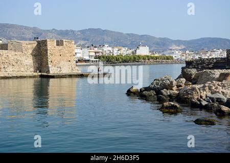 Coin de Kales forteresse vénitienne à l'entrée du port avec vue sur le long du front de mer, Ierapetra, Crete, Grèce, Europe. Banque D'Images