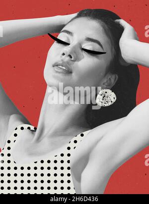 Collage d'art contemporain de belle femme tendance avec éléments dessinés isolés sur fond rouge.Style rétro Banque D'Images