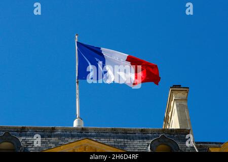 Photo du dossier datée du 19 juillet 2016, d'un drapeau national français vole au palais présidentiel de l'Elysée à Paris, en France.Le président Emmanuel Macron a utilisé un bleu marine plus foncé sur le drapeau français officiel, remplaçant la précédente plus brillante ombre, ont déclaré les médias locaux.Le mouvement a vu des drapeaux dans la nouvelle teinte hissé sur le palais présidentiel le 2020 septembre.M. Macron voulait ramener le drapeau bleu marine, symbole de la Révolution française, a déclaré Europe 1.Cependant, les drapeaux plus sombres et plus clairs sont utilisés depuis des décennies.La marine française et de nombreux bâtiments officiels autour de la co Banque D'Images