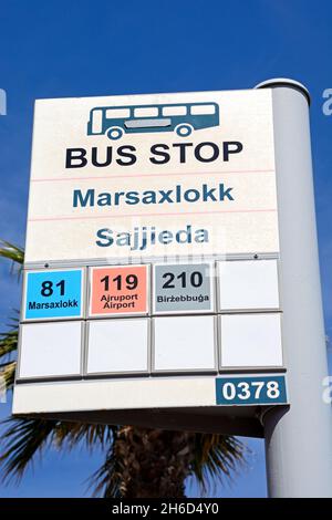 Panneau d'arrêt de bus indiquant les destinations et les numéros de bus, Marsaxlokk, Malte, Europe. Banque D'Images