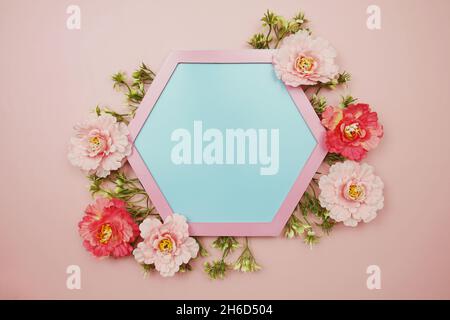 Fond bleu Hexagon et bordure rose décorent avec des fleurs sur fond rose Banque D'Images