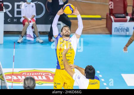 Civitanova Marche, Italie.14 novembre 2021. Set de Bruno de Rezende (Bruninho), Modène Volley pendant Cucine Lube Civitanova vs Leo Shoes Modène, Volleyball Italien Serie A Men SuperLeague Championship Championship à Civitanova Marche, Italie, novembre 14 2021 crédit: Independent photo Agency/Alamy Live News Banque D'Images