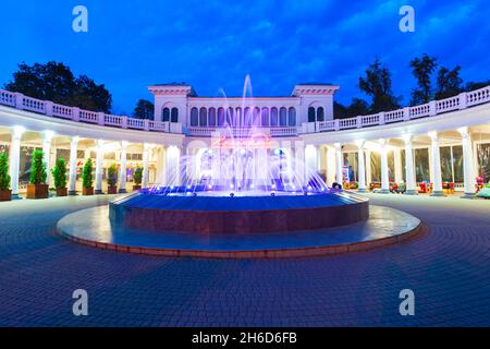 Kislovodsk, Russie - 28 septembre 2020 : Colonnade avec fontaine à l'entrée du parc du boulevard Kurortny dans la ville thermale de Kislovodsk, eaux minérales caucasiennes Banque D'Images