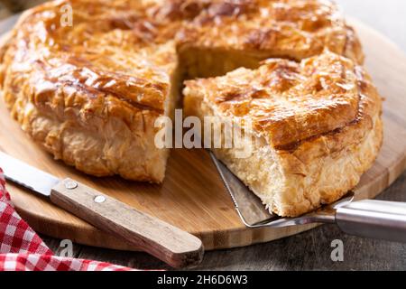 Galette des rois sur table en bois.Gâteau traditionnel Epiphanie en France Banque D'Images