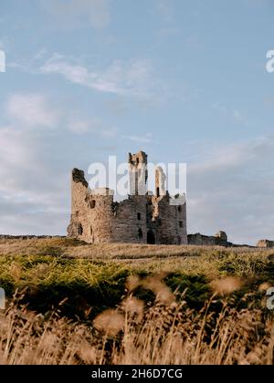 Le paysage herbaire d'été des ruines du château de Dunstanburgh - fortification du XIVe siècle dans le nord de l'Angleterre de Cester Northumberland Banque D'Images